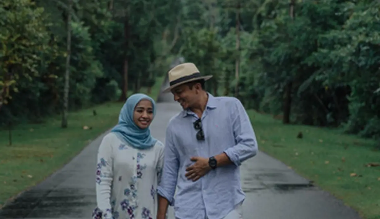 "Disaat saya iklhas,saya di pertemukan dengan dia. Dari masa kenal sampai hari ini,kami hanya melewati 5 bulan. Dan kurang dari 1 bulan untuk persiapan pernikahan kami..Ini adalah jalan Allah. Terimakasih Allah perjalanan yang indah ini.. ." tulis Bella 