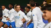 Bek Real Madrid asal Spanyol, Alvaro Carreras saat mengikuti sesi latihan di Stadion Almaty Ortalyk, Almaty, Kazakhstan, pada 29 September 2025. (VYACHESLAV OSELEDKO/AFP)