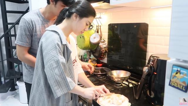 7 Momen Caesar Hito Bareng Felicya Angelista Masak untuk Makan Malam