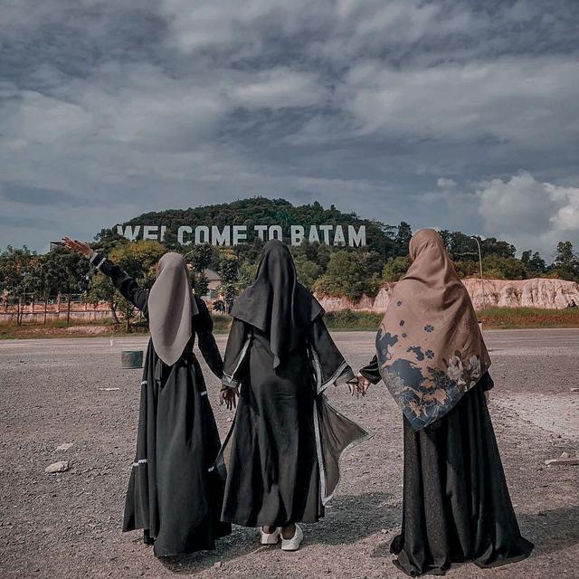 6 Potret Kompak Ria Ricis Bersama Kedua Kakaknya Pulang ke Batam, Sister Goals