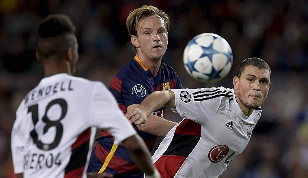 Gelandang Barcelona, Ivan Rakitic berebut bola dengan bek Leverkusen, Kyriakos Papadopoulos pada laga Liga Champions di Stadion Camp Nou, Spanyol, Rabu (30/9/2015). (AFP Photo/Josep Lago)