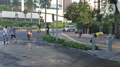 Aktivitas warga di Bundaran HI, Minggu (15/3/2020). Hari bebas kendaraan bermotor (HBKB) atau car free day (CFD) di sepanjang Jalan MH Thamrin dan Jalan Jenderal Sudirman akan ditiadakan selama dua pekan atau pada 15 Maret dan 22 Maret 2020. (Liputan6.com/Herman Zakharia)