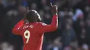 Ekspresi pemain Manchester United, Romelu Lukaku usai membobol gawang Chelsea pada lanjutan Premier League di Old Trafford stadium, Manchester, (25/2/2018). Manchester United menang 2-1. (AFP/Oli Scarff)