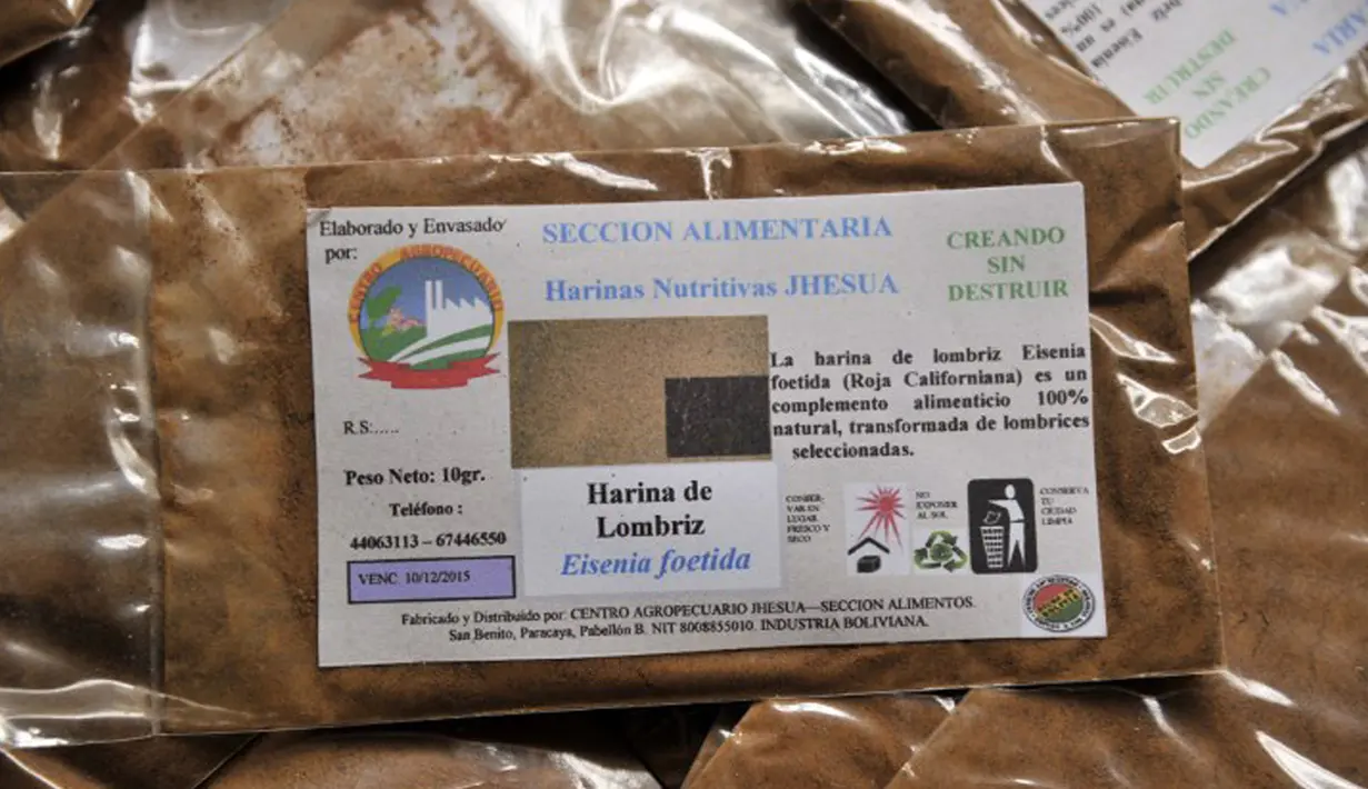 Tepung cacing yang dijual di salah satu toko di Bolivia. Cacing di Bolivia dijadikan tepung dan kerupuk. Mereka mengklaim produksi mereka tersebut kaya protein. Foto diambil pada 13 Agustus 2015 (AFP Photo/Aizar Raldes)