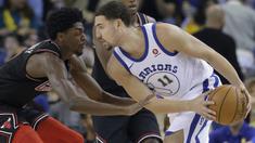 Pemain Warriors, Klay Thompson (kanan) mencoba melewati adangan pemain Chicago Bulls, Justin Holiday pada laga NBA basketball game di Oracle Arena, Oakland, (24/11/2017). Warriors menang 143-94. (AP/Jeff Chiu)