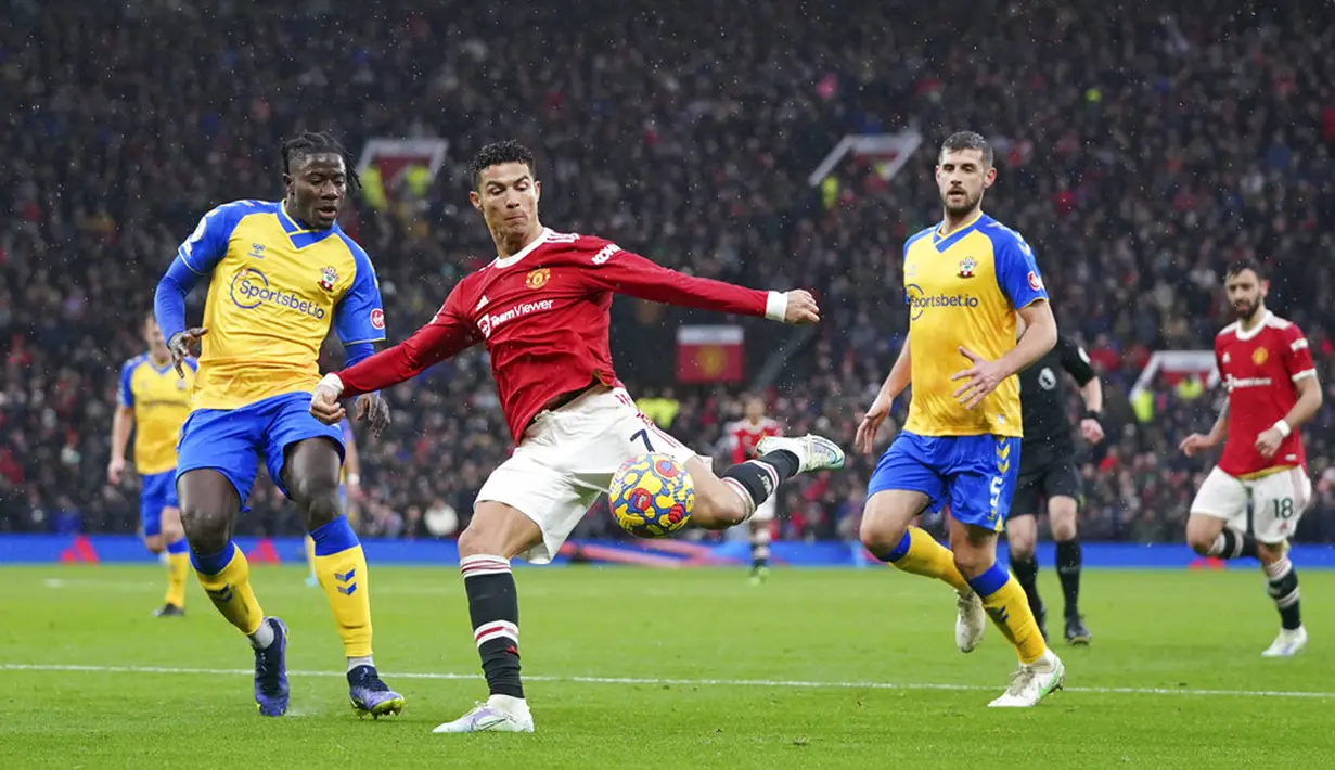 Pemain Manchester United Cristiano Ronaldo melakukan tembakan saat melawan Southampton pada pertandingan sepak bola Liga Inggris di Stadion Old Trafford, Manchester, Inggris, 12 Februari 2022. Pertandingan berakhir dengan skor 1-1. (AP Photo/Jon Super)