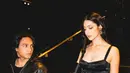 Gaun spaghetti strap ini dipadukan dengan opera gloves senada yang memberi aksen vintage namun tetap modern. Sepasang ankle boots pointed-toe dan tas tangan mini menambahkan kesan polished pada keseluruhan look-nya. Rambut yang ditata loose wave dan sentuhan makeup bold pada mata serta bibir membuat penampilannya kian memukau. [@jefrinichol].