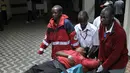 Enam orang tewas dan 25 orang terluka setelah tiga bom dilemparkan di wilayah sibuk di ibu kota Kenya, Nairobi, pada Senin, 31 Maret 2014 (REUTERS / Noor Khamis).