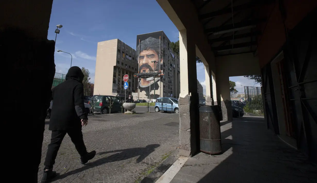 Sebuah karya seni mural bergambar wajah legenda Napoli, Diego Maradona, menghiasi sebuah tembok apartemen di kawasan Bronx dekat markas Napoli, Selasa (28/2/2017). (AFP/Renato Esposito)