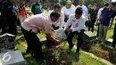 Kepala Dinas Pertamanan dan Pemakaman DKI Jakarta Djafar Muchlisin membongkar 4 makam dari total terindikasi 14 makam fiktif di Tempat Pemakaman Umum (TPU) Menteng Pulo, Jakarta Selatan, Kamis (28/7). (Liputan6.com/Gempur M Surya)