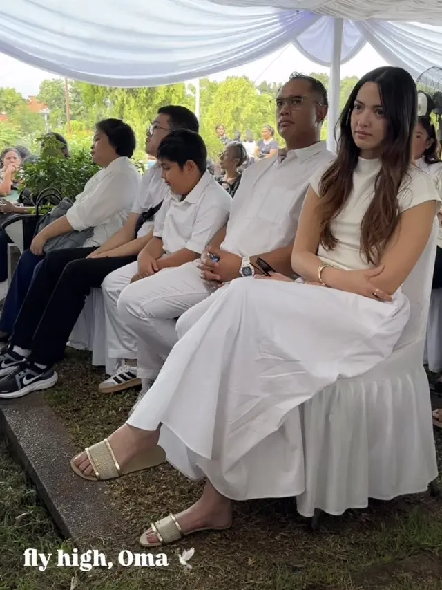 Nia Ramadhani di Rumah Duka hingga Pemakaman Nenek Tercinta. [@ramadhaniabakrie]