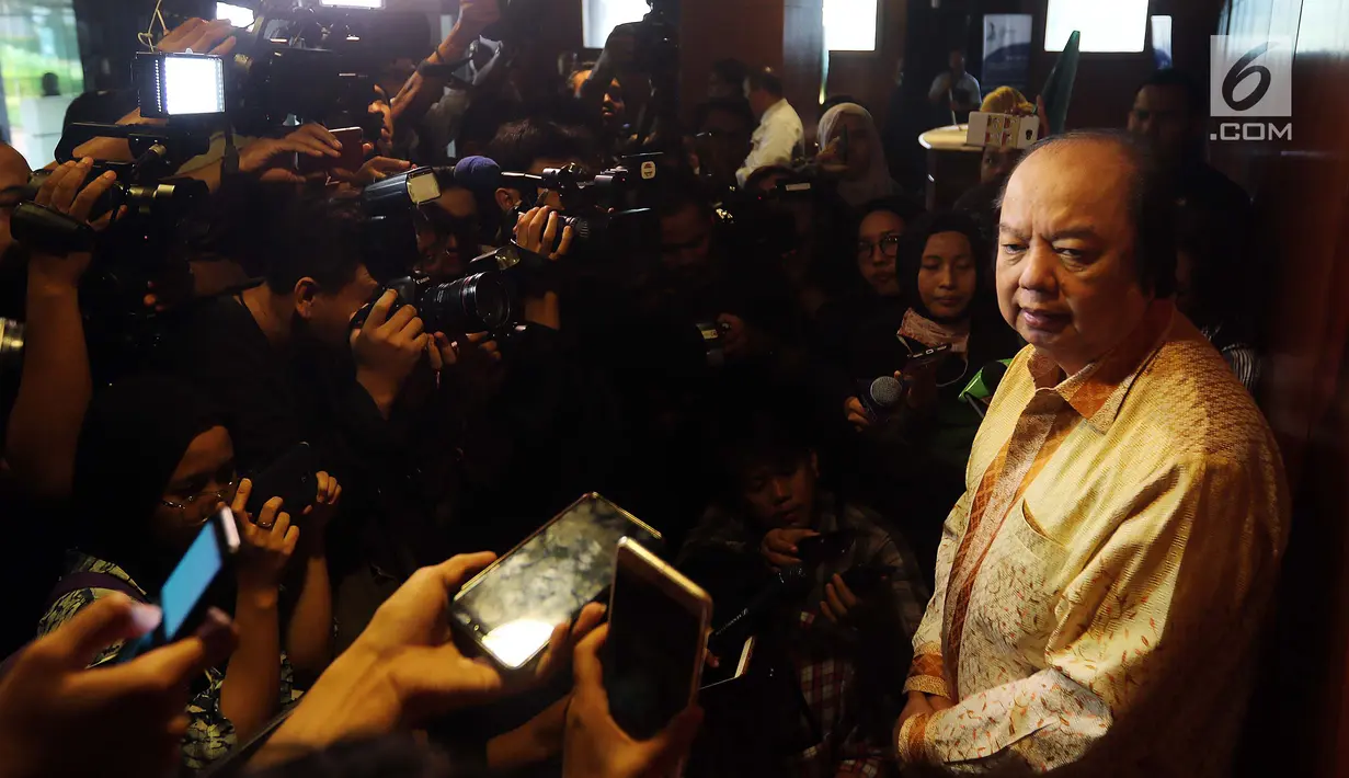 Pendiri Mayapada Group Dato Sri Tahir memberi keterangan pers usai menukarkan dolar  AS dan dolar Singapura, Jakarta, Senin (15/10). Pengusaha 66 tahun kelahiran Surabaya ini menukarkan dolarnya karena inisiatif pribadi. (Liputan6.com/Johan Tallo)
