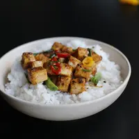 Ilustrasi tahu cabai bawang./Copyright shutterstock.com/id/g/Alona+Cherniakhova