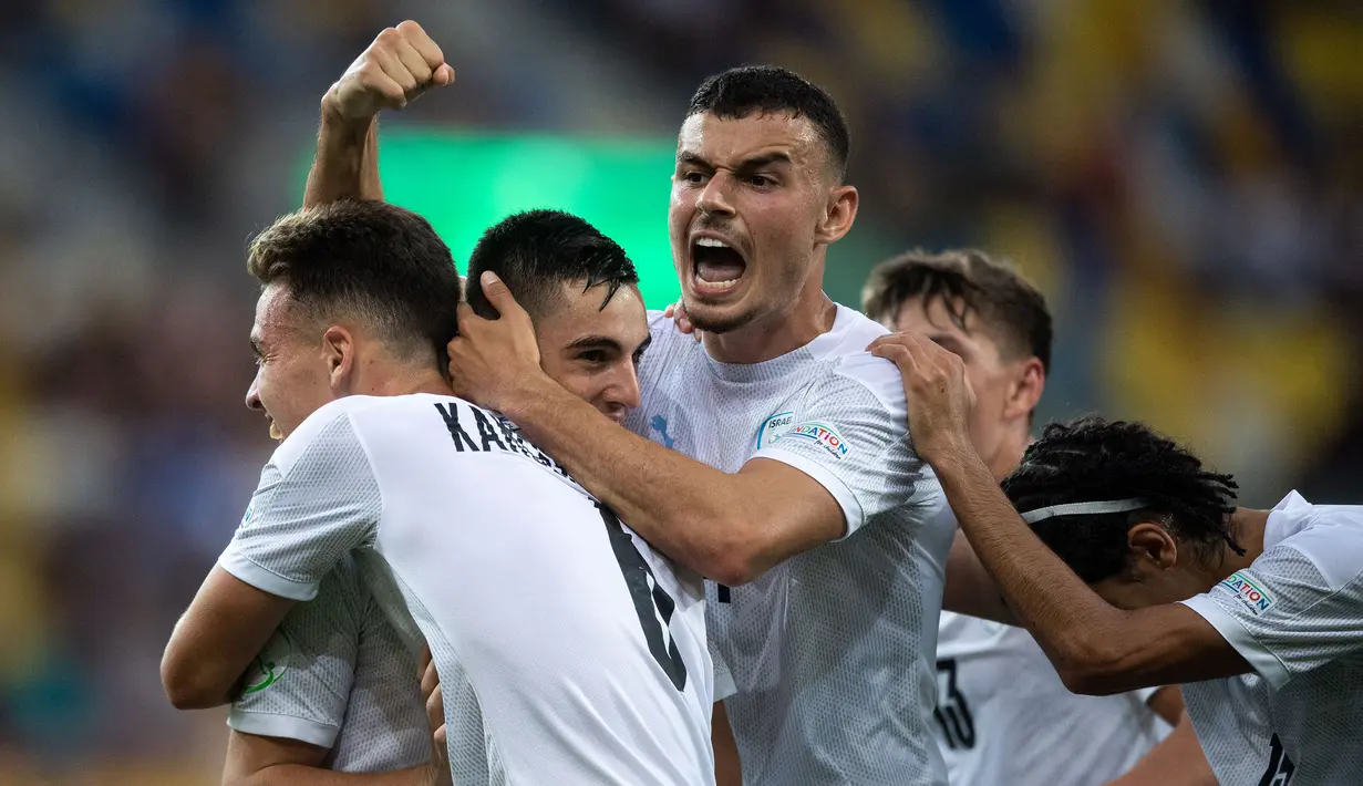 Selebrasi para pemain Israel setelah mencetak gol ke gawang Prancis pada laga semifinal Piala Eropa U-19 di DAC Arena, Dunajska Streda, Slovakia (28/6/2022). Israel lolos ke Piala Dunia U-20 2023 dengan status runner-up Piala Eropa U-19 setelah kalah 1-3 dari Inggris pada partai final. Israel berstatus debutan pada ajang Piala Dunia U-20 2023 di Indonesia. (AFP/Vladimir Simicek)