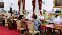 Jokowi menerima tim uji klinis vaksin Covid-19 dari Fakultas Kedokteran Unpad beserta pihak Bio Farma dan Badan Pengawas Obat dan Makanan (BPOM) di Istana Merdeka, Jakarta, Selasa (21/7/2020). (Dok Kementerian Sekretariat Negara)