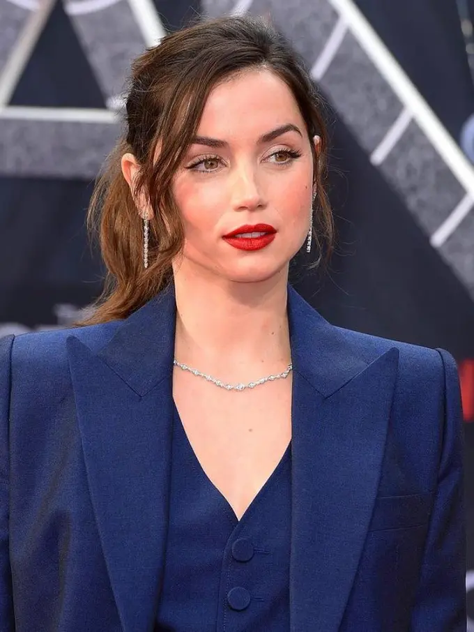 Gaya Berkelas Ana de Armas dengan Setelan Louis Vuitton di Premiere The Gray Man