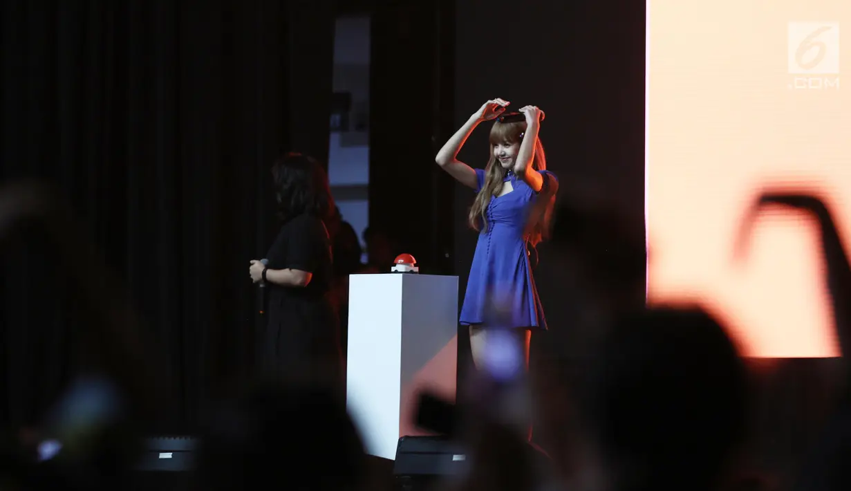 Personil BLACKPINK Lisa menyapa para fans pada acara Meet Lisa from BLACKPINK di Kasablanka Hall, Kota Kasablanka, Jakarta, Kamis (9/8). Meet Lisa from BLACKPINK dalam rangka peresmian YG Official Shop di Shopee. (Liputan6.com/Herman Zakharia)
