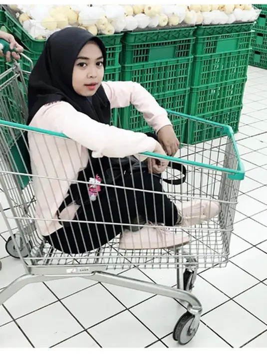 "Sebagai Ica. Which is, salah satu geng dari Malia dan Mila. Yang paling heboh, rempong, ribet, kadang nemuin jalan keluar tapi ribet dan sok tau. Tapi alhamdulillah nggak jauh beda dengan Ria Ricis aslinya," terangnya. (Instagram/riaricis1795)