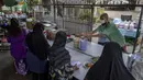 Sukarelawan menata kotak-kotak berisi makanan di Masjid Bang Aw, Bangkok, Thailand, Kamis (30/4/2020). Setiap hari selama Ramadan, sukarelawan membagikan makanan kepada 150 keluarga sekitar Masjid Bang Aw yang tidak bisa beribadah bersama karena pandemi COVID-19. (AP Photo/Gemunu Amarasinghe)