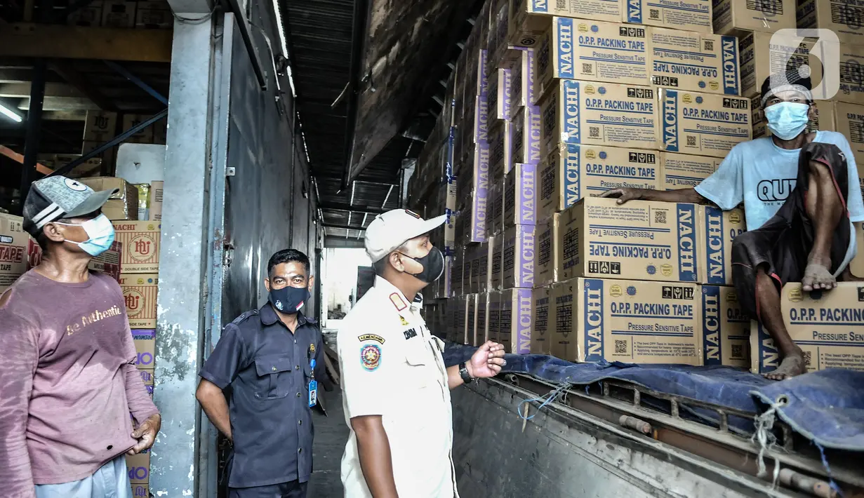 Petugas Satpol PP Kecamatan Tanjung Priok meninjau gudang penyimpanan barang di salah satu perkantoran kawasan Sunter, Jakarta, Rabu (10/2/2021). Sidak prokes tersebut merupakan bagian dari penerapan Pemberlakuan Pembatasan Kegiatan Masyarakat (PPKM) skala mikro. (merdeka.com/Iqbal S Nugroho)