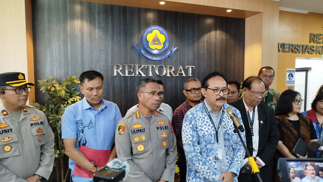 Rektor Universitas Kristen Indonesia (UKI) Dhaniswara K. Harjono memberikan keterangan pers terkait kematian mahasiswa bernama Kenzha Ezra Walewangko, Jumat (7/3/2025). (Liputan6.com/Ady Anugrahadi)