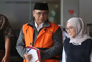 Mantan Menteri Agama, Yaqut Cholil Qoumas (Gus Yaqut - kiri), usai menjalani pemeriksaan lanjutan di Gedung Merah Putih Komisi Pemberantasan Korupsi (KPK), Jakarta, Selasa (2/6/2026). (Liputan6.com/Helmi Fithriansyah)