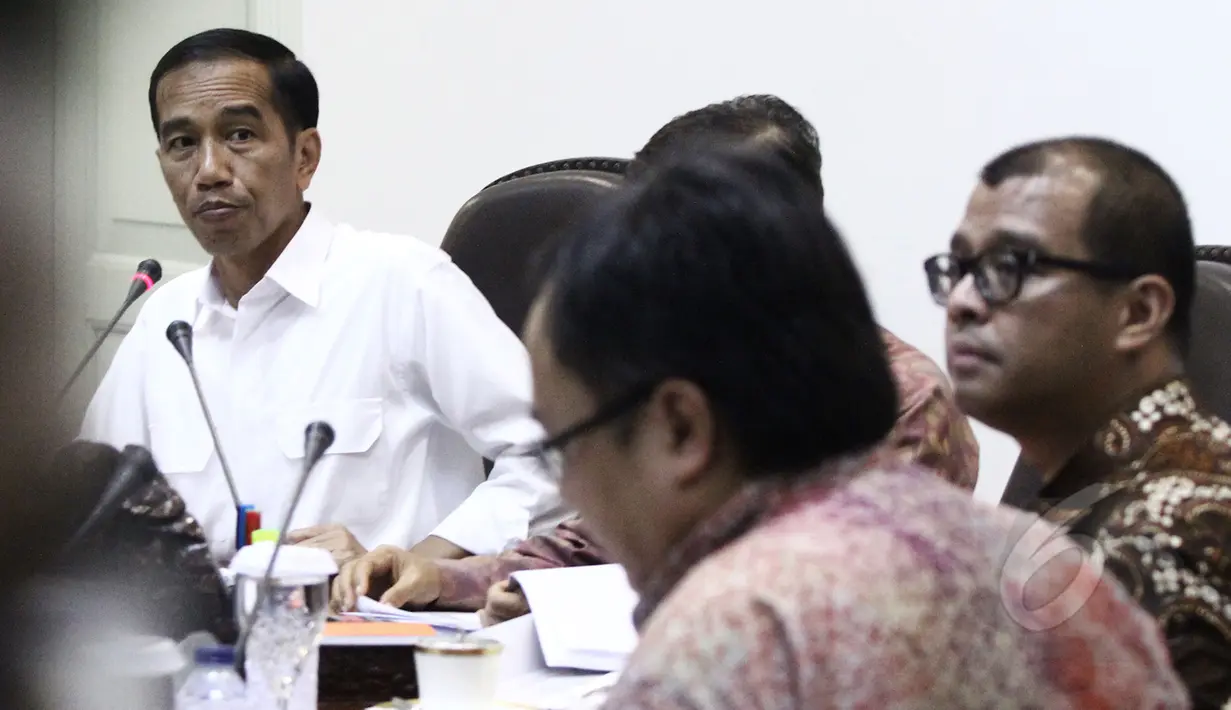 Presiden Joko Widodo saat menghadiri rapat terbatas dengan sejumlah Menteri di Istana Kepresidenan, Jakarta, Rabu (11/3/2015).(Liputan6.com/Faizal Fanani)