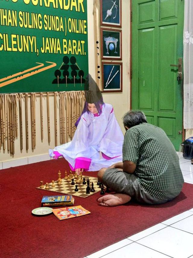<span>Editan foto orang main catur sendiri (Sumber: Twitter/pantungalimar)</span>