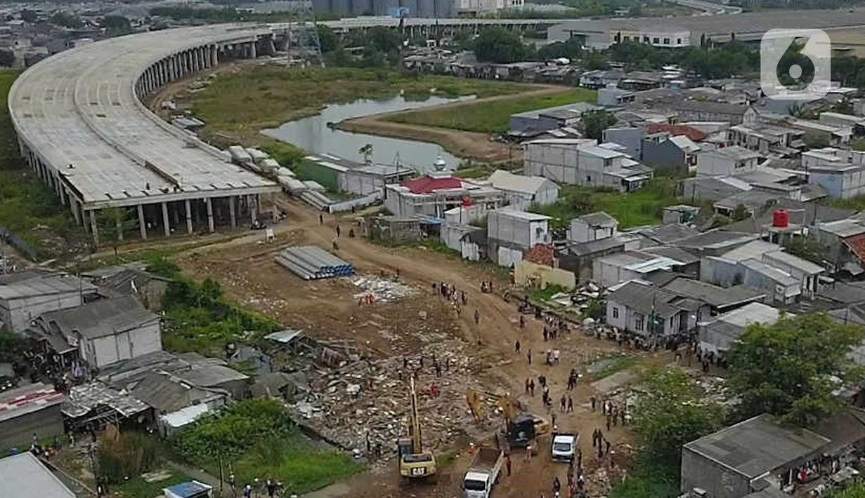 Foto udara memperlihatkan proses pembebasan lahan proyek Jalan Tol CIbitung-CIlincing seksi 4 di kawasan Semper Timur, Cilincing, Jakarta Utara, Selasa (8/11/2022).  PT Cibitung Tanjung Priok Port Tollways (CTP Tollways) sebagai Badan Usaha Jalan Tol (BUJT) mencatat progres pembebasan lahan untuk seksi 4 sepanjang 7,28 km telah mencapai 100% dan ditargetkan pembangunannya selesai pada akhir tahun 2022. (Liputan6.com/Herman Zakharia)
