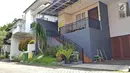 Suasana rumah mewah bos Abu Tours, Hamzah Mamba di Perumahan Kartika Residence, Cinere, Depok, Jumat (6/4). Di bagian paling depan rumah bos Abu Tours tersebut hanya diisi rerumputan dan pohon-pohon kecil. (Liputan6.com/Herman Zakharia)