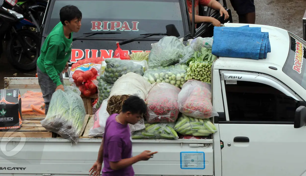 Aktivitas perdagangan di Pasar Induk Kramat Jati, Jakarta, Selasa, (9/6/2015). Mentan Andi Amran Sulaiman bekerjasama dengan Kemendag dan Bulog untuk menggelar pasar murah sebagai upaya antisipasi kenaikan harga jelang Ramadan. (Liputan6.com/Helmi Afandi)