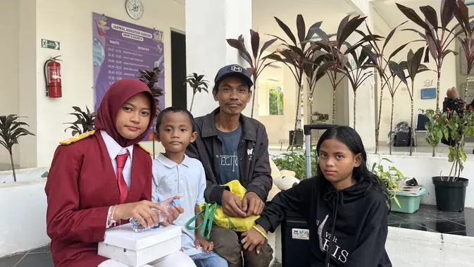 Muhammad Sofi (pengamen jalanan) dan anak-anaknya di Sekolah Rakyat Menengah Pertama (SRMP) 06 Jakarta Timur (Liputan6.com/Muhammad Radityo Priyasmoro)