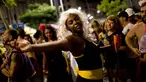 Seorang wanita menari saat merayakan karnaval "Maria vem com as outras" di Rio de Janeiro, Brasil (3/2). Karnaval ini digelar agar mendorong wanita di Brasil melaporkan pelecehan jika terjadi pada mereka. (AP Photo / Silvia Izquierdo)