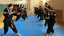 Seluruh murid sekolah pencak silat Anak Harimau tengah menjalani sesi pemanasan. (Bola.com/Reza Khomaini)