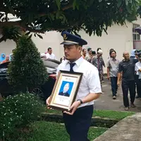 Pemakaman korban longsor Bandara Soetta Dianti Dyah di Serang, Banten (Liputan6.com/ Yandhi Deslatama)