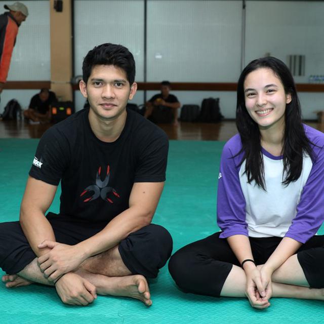 Chelsea Islan Dan Iko Uwais Bocorkan Isi Cerita Film Headshot Showbiz Liputan6 Com