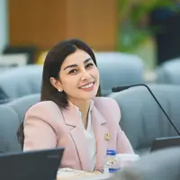 Nisya Ahmad tampil anggun dan profesional dalam balutan outfit formal saat menjalankan tugasnya sebagai anggota DPRD. [@nissyaa].