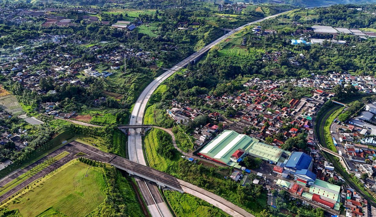 Foto udara memperlihatkan ruas Jalan Tol Bogor-Ciawi-Sukabumi (Bocimi) di Cibadak, Kabupaten Sukabumi, Jawa Barat, Jumat (31/10/2025). Kehadirannya mampu memangkas waktu tempuh Jakarta–Sukabumi dari sekitar tujuh jam menjadi hanya dua jam. (merdeka.com/Arie Basuki)