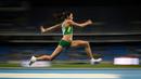Atlet Brasil, Tania Silva, beraksi dalam final lompat jangkit Kejuaraan Atletik Ibero American yang merupakan test event untuk Olimpiade Rio 2016 di Stadion Olimpiade, Rio de Janeiro, Brasil, (15/5/2016). (AFP/Yasuyoshi Chiba)