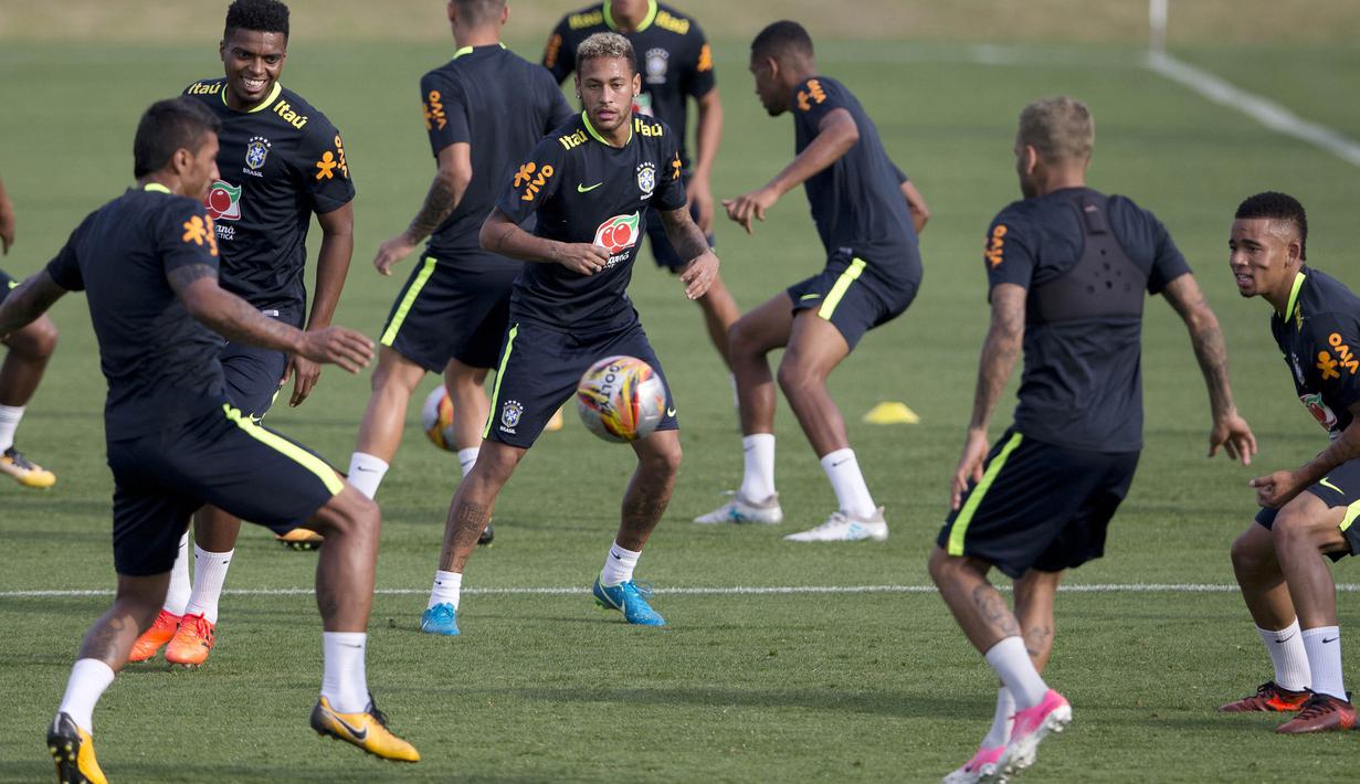 Striker Brasil, Neymar, saat mengikuti sesi latihan jelang laga Kualifikasi Piala Dunia di  Teresopolis, Barsil, Rabu (4/10/2017). Brasil akan berhadapan dengan Bolivia. (AP/Silvia Izquierdo)
