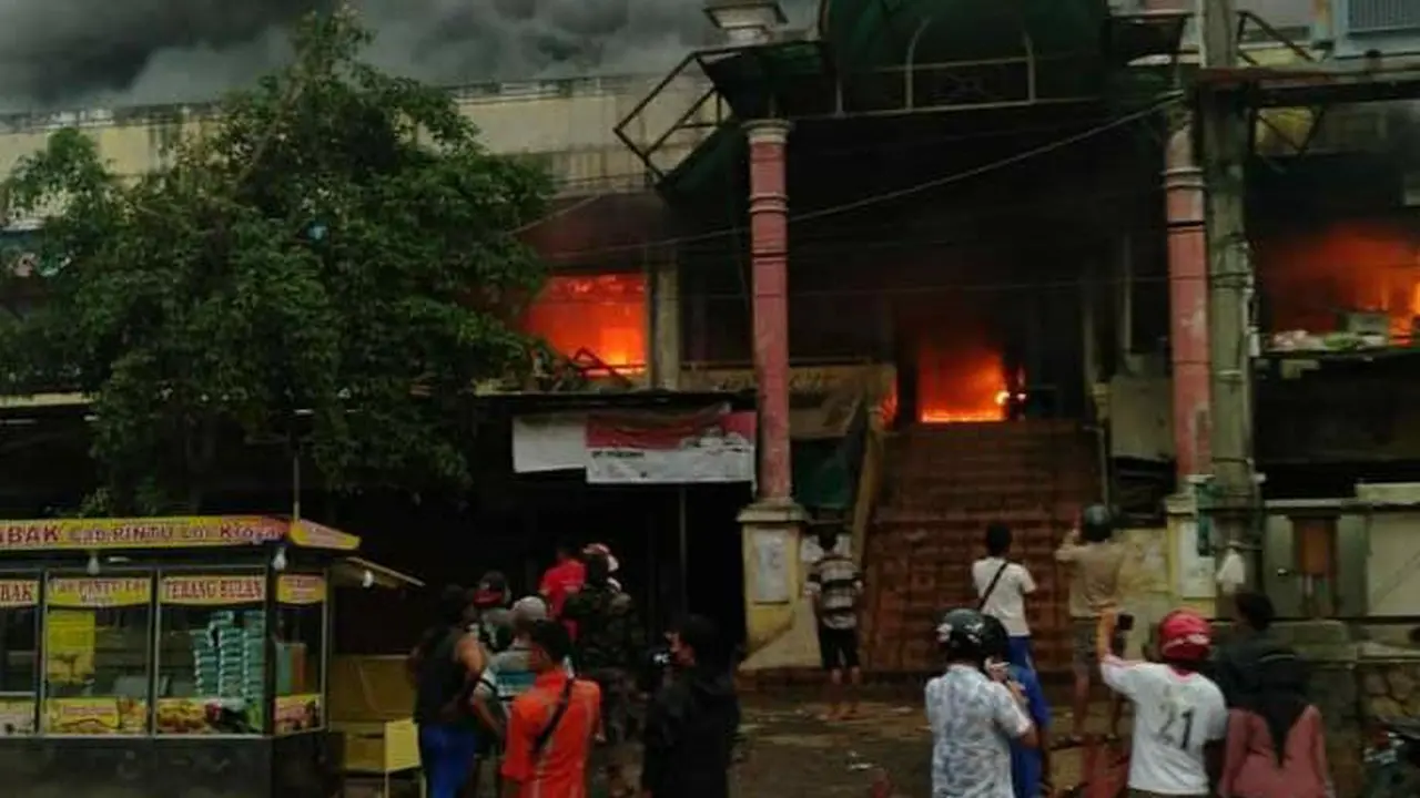 Kebakaran Pasar Kroya, Cilacap, Jawa Tengah, Kamis petang (23/12/2021). (Foto: Istimewa/Relawan Banyumas Raya)