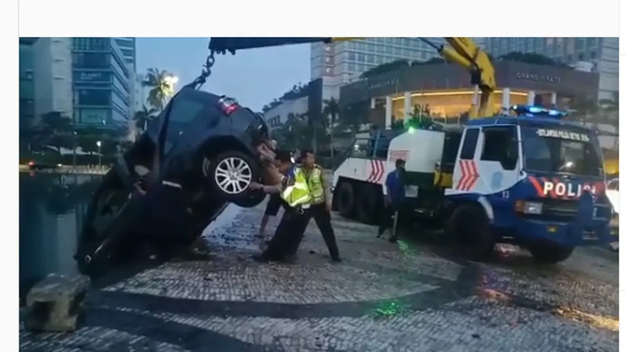 Mobil Land Rover Masuk Kolam Bundaran HI