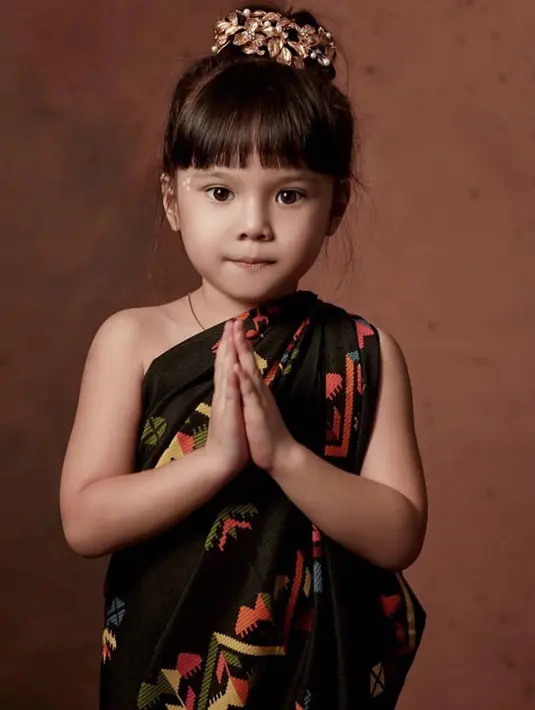 Buah hati dari pasangan Gisella Anastasia dan Gading Marten diberi nama Gempita Noura Marten. Gempita memiliki arti menenangkan dan selalu bahagia, sedangkan Noura diambil dari nama neneknya yang berarti dihormati. (Liputan6.com/IG/@gadiiing)