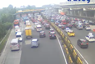 Situasi arus lalu lintas di Gerbang Tol Halim 2 terpantau padat. (@TMC Polda Metro Jaya)