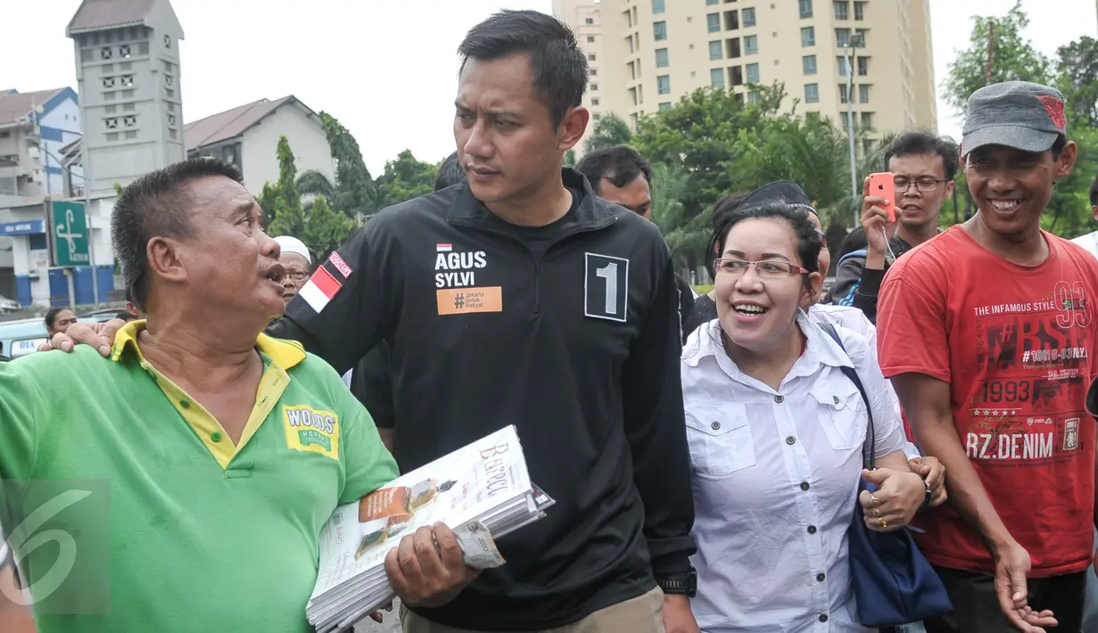 Cagub DKI Jakarta Agus Harimurti Yudhoyono berbincang dengan pedagang koran saat blusukan menelusuri Pasar Senen, Jakarta, Senin (7/11). Selain meminta doa dan dukungan, Agus juga mendengarkan keluhan para pedagang Pasar Senen. (Liputan6.com/Yoppy Renato)