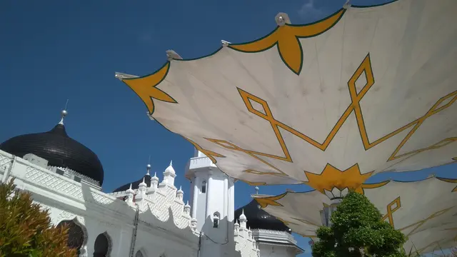 Payung elektrik di Masjid Raya Baiturrahman (Liputan6.com/Rino Abonita)
