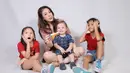 Celine Evanglista berfoto bersama ketiga anaknya, saat mengetahui kini Celine mengandung anak keempat (Liputan6.com/IG/celine_evangelista)
