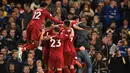 Para pemain Liverpool merayakan gol yang dicetak Daniel Sturridge ke gawang Chelsea pada laga Premier League di Stadion Stamford Bridge, London, Sabtu (29/9/2018). Kedua klub bermain imbang 1-1. (AFP/Glyn Kirk)
