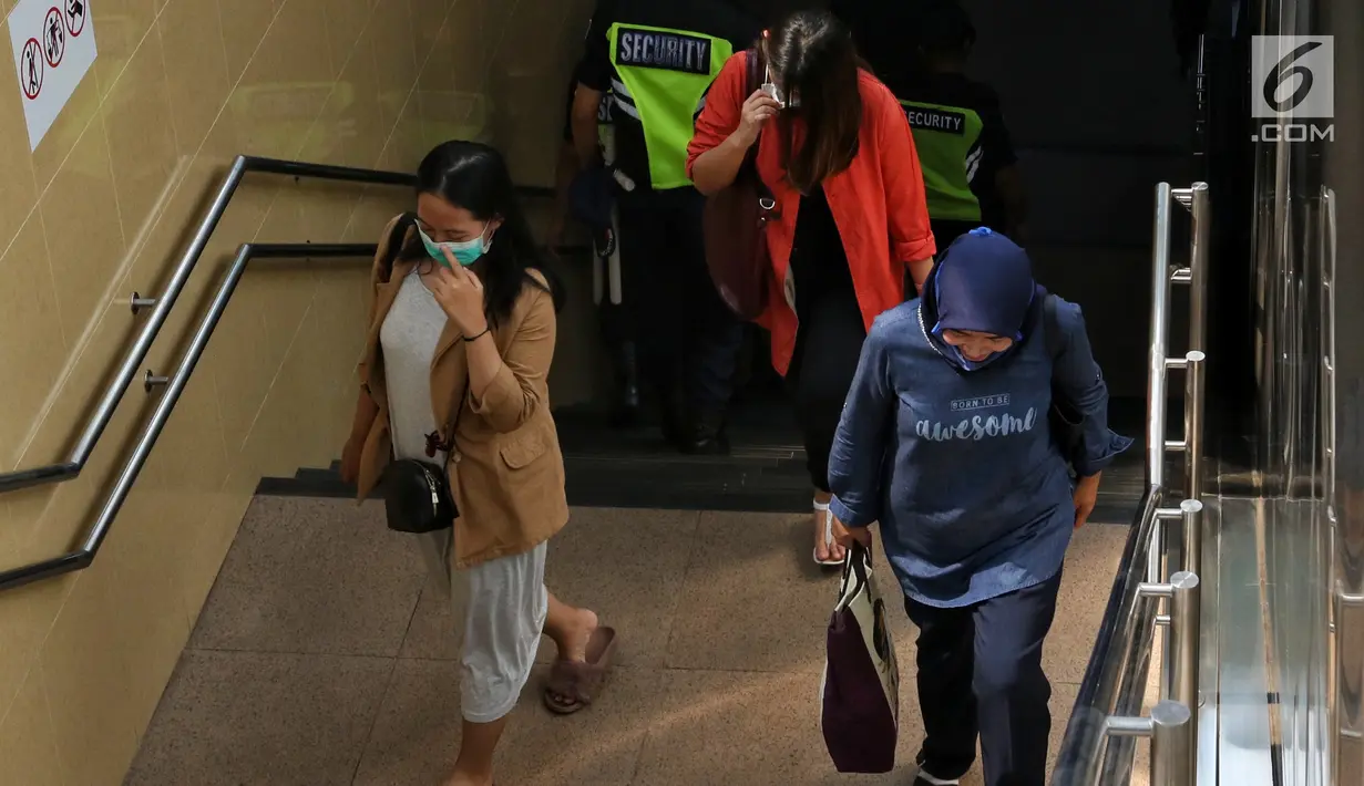 Penumpang keluar dari Stasiun MTR Bendungan Hilir saat terjadi pamadaman listrik di wilayah Jabodetabek, Jakarta, Minggu (4/8/2019). Pemadaman listrik mengakibatkan layanan MRT berhenti dan lumpuh total. (Liputan6.com/JohanTallo)