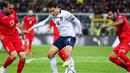 Striker Italia, Federico Chiesa, mengontrol bola saat melawan Armenia pada laga Kualifikasi Piala Eropa 2020 di Stadion Renzo Barbera, Palermo, Senin (18/11). Italia menang 9-1 atas Armenia. (AFP/Andreas Solaro)